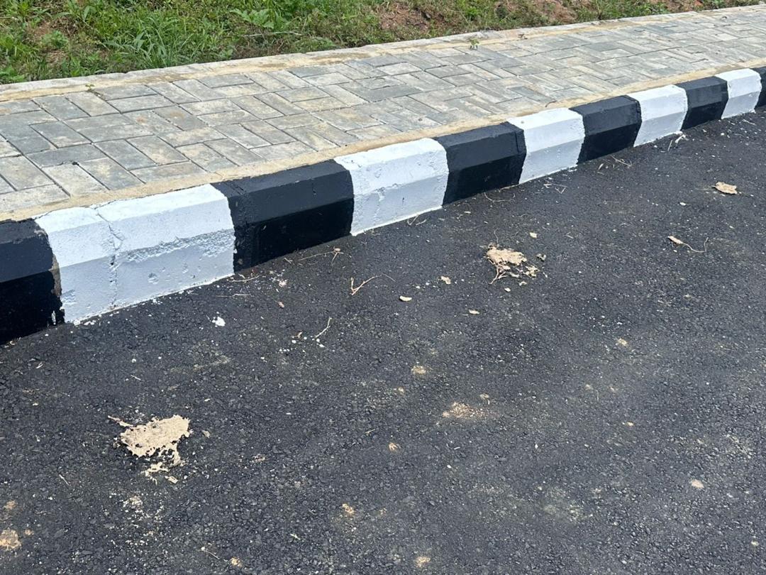 Close-up of the finished kerb next to interlocking paving stones on the sidewalk